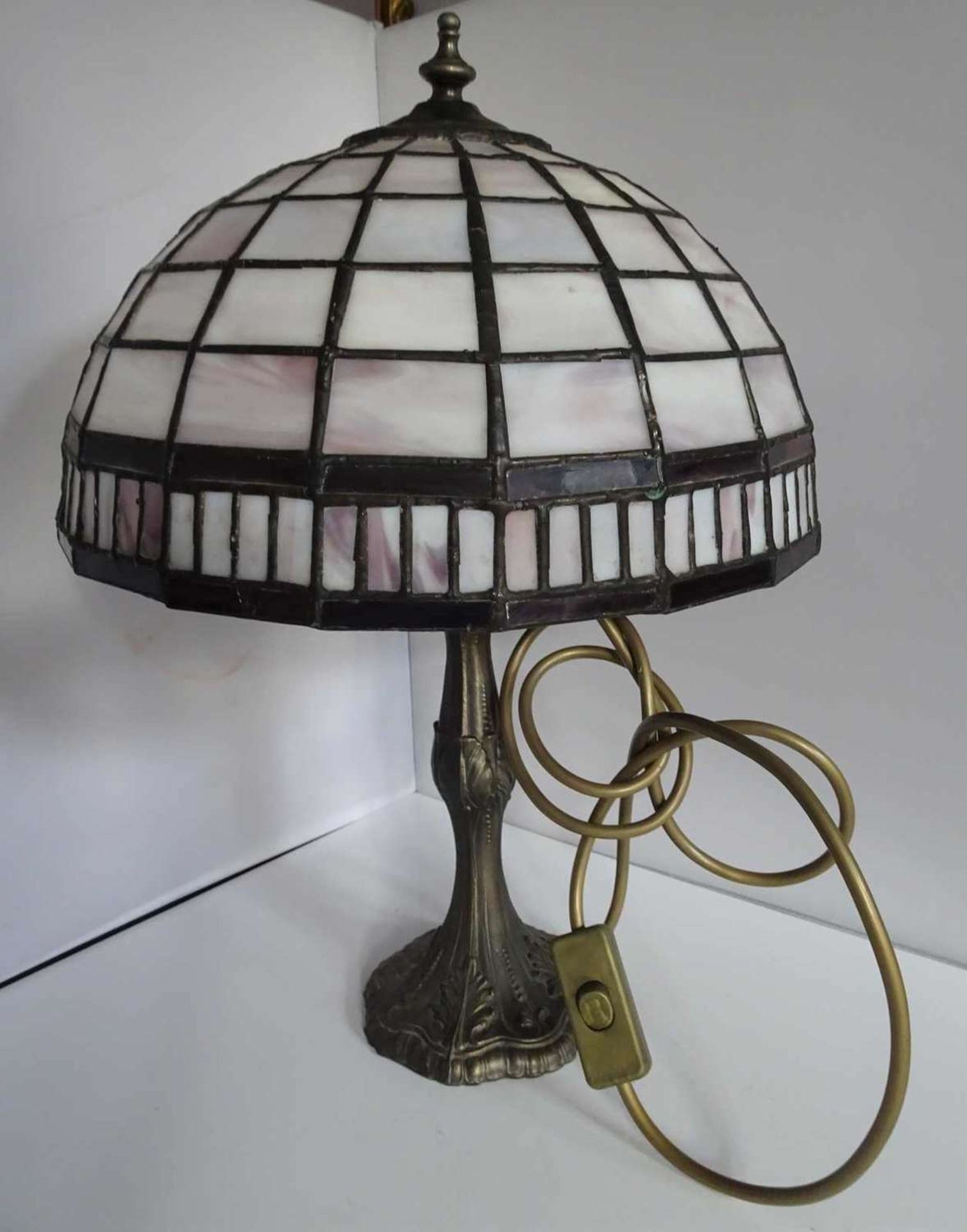 1 Tischlampe im Tiffany Stil. Höhe ca. 42 cm 1 Tiffany style table lamp. Height approx. 42 cm