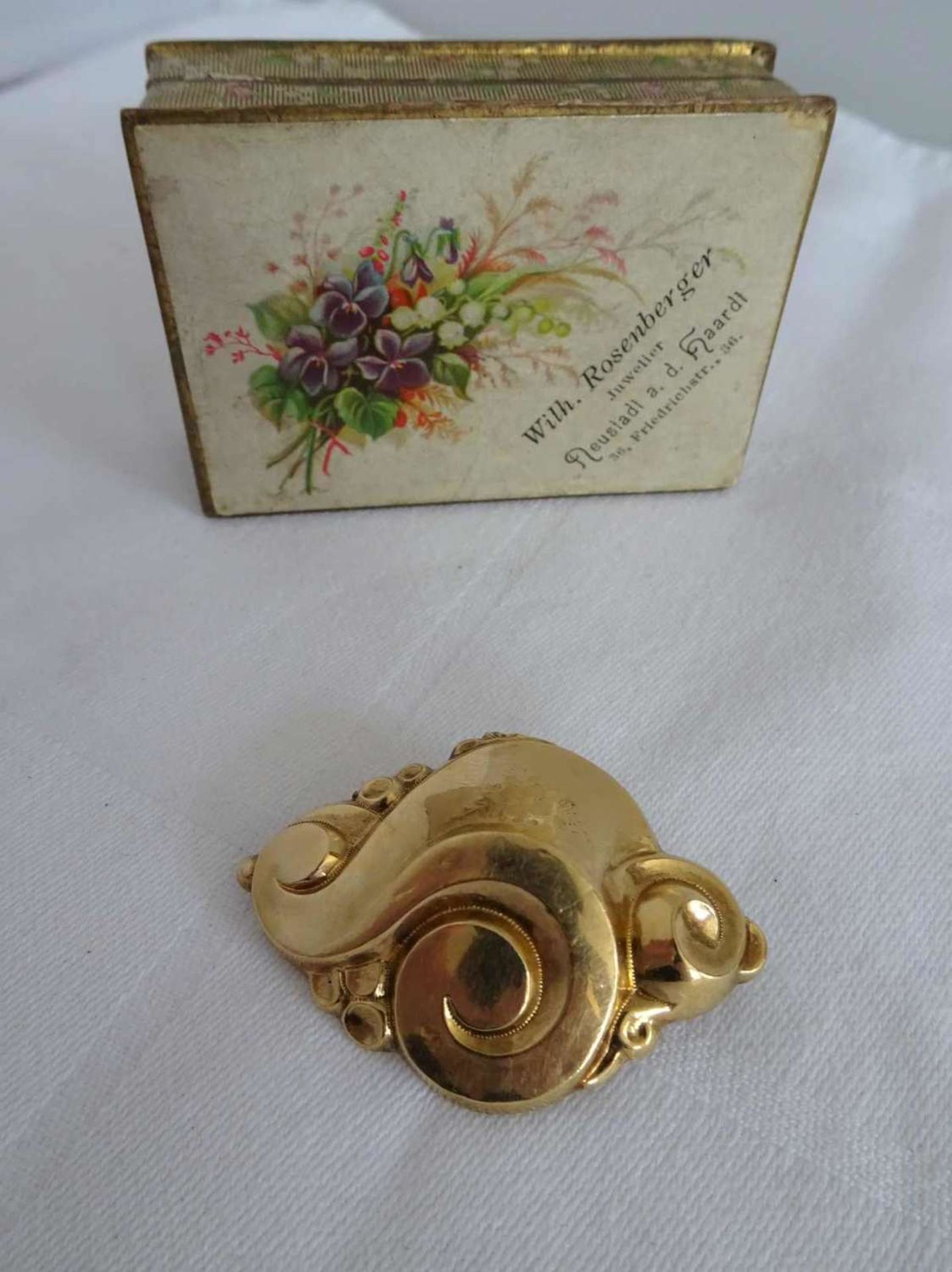 Eine Schaumgoldbrosche im altem Schmuckkasten. A foam gold brooch in an old jewelry box.
