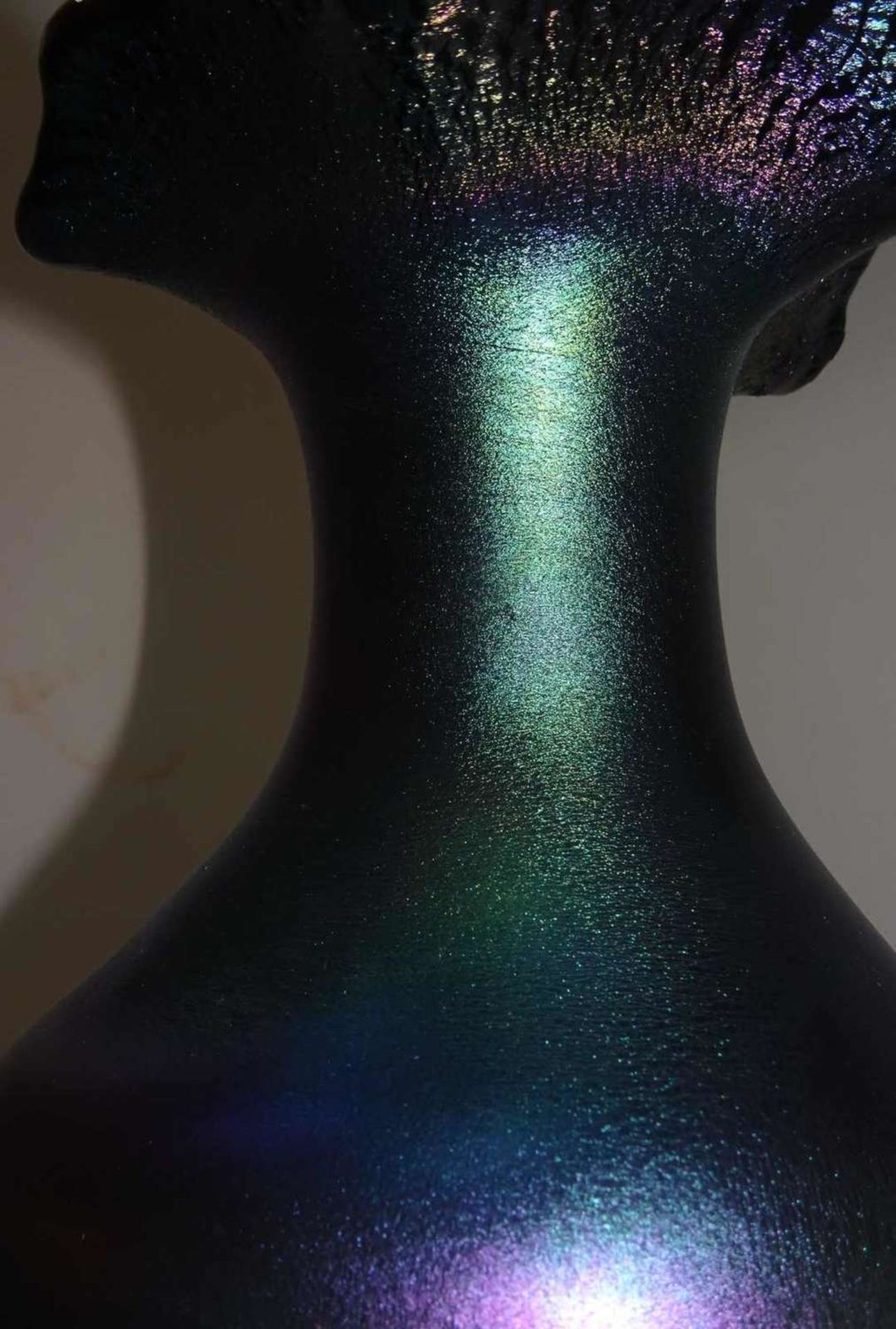 Glasvase Regenbogenfarben irisierend, am Ende ausgezogen. Höhe ca. 24 cm Glass vase iridescent - Bild 3 aus 3