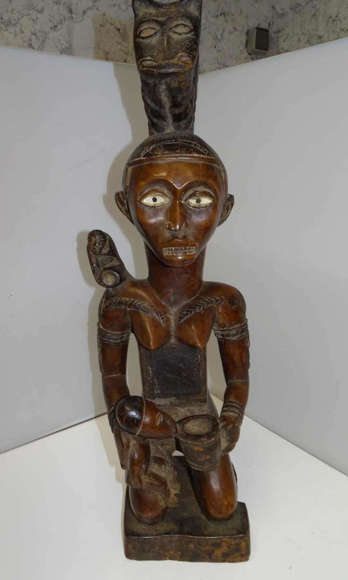 Mutterfigur Yombe, Kongo. Ausgefallenes Fetischobjekt. Höhe ca. 50 cm, Fuß 12x13 cm. Mother figure