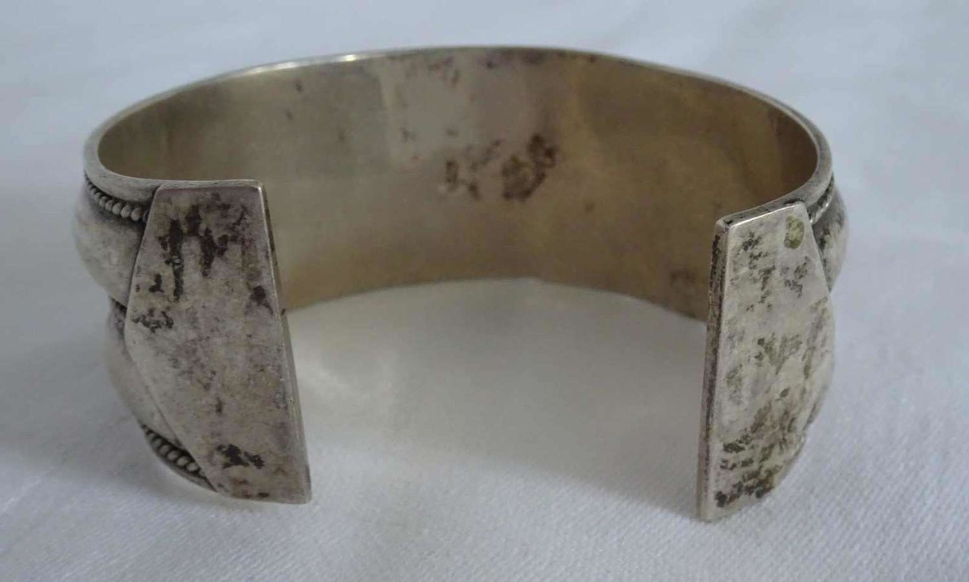 Armreif, 925er Silber, offene Ringschiene. Gewicht ca. 50 gr. Bangle, 925 silver, open ring band. - Bild 4 aus 4