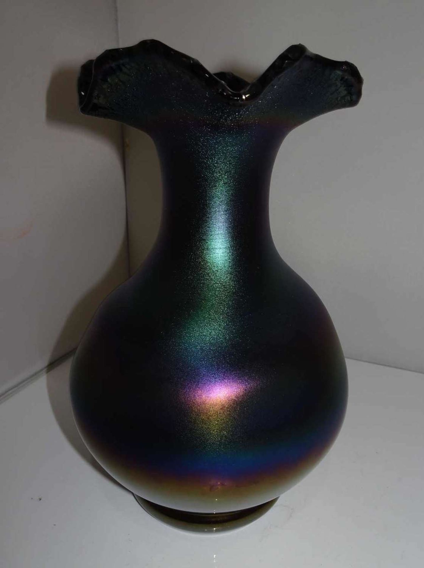 Glasvase Regenbogenfarben irisierend, am Ende ausgezogen. Höhe ca. 24 cm Glass vase iridescent