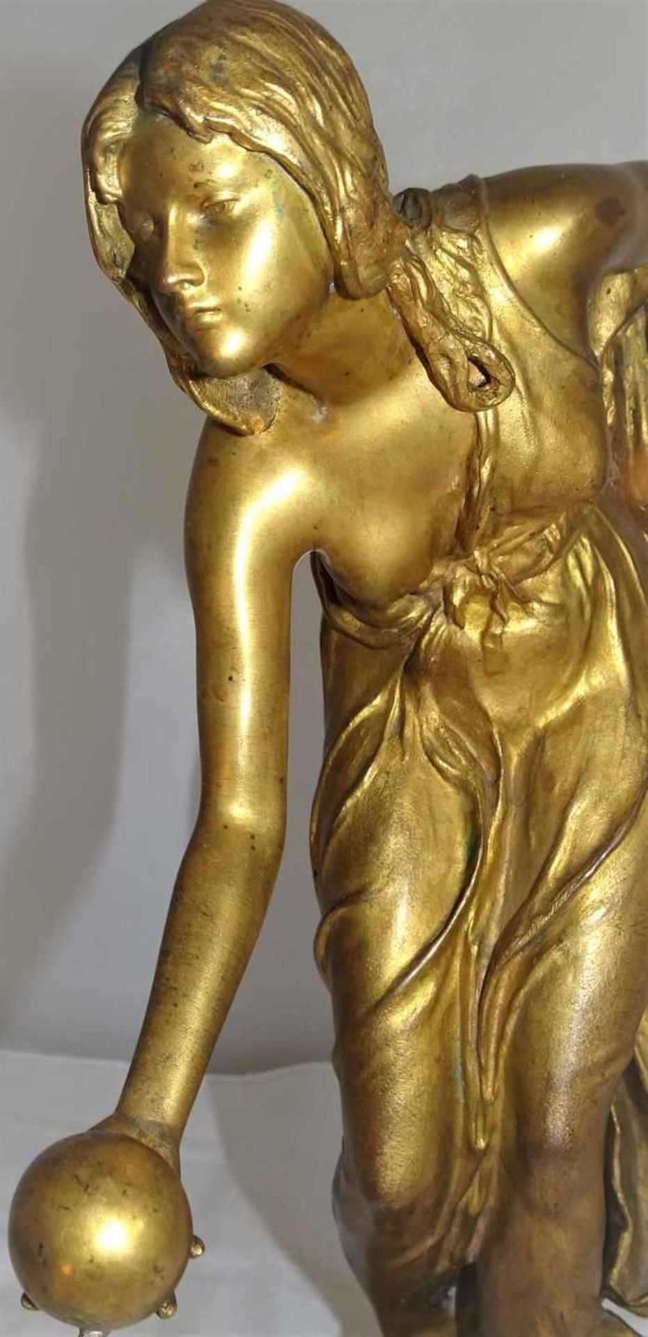 Bronzefigur Walter Schott (1861-1938) "Die Kugelspielerin", feuervergoldet. Am Stand signiert. Höhe - Image 5 of 5