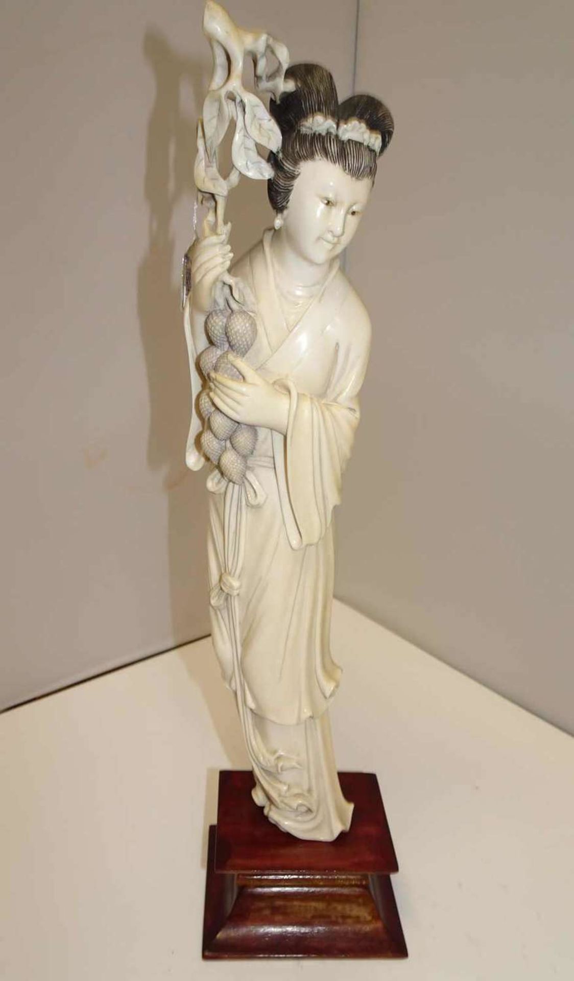 Elfenbeinfigur "Hofdame mit Früchtezweig Litschis", China, 19. Jahrhundert. Schöne Alterspatina,