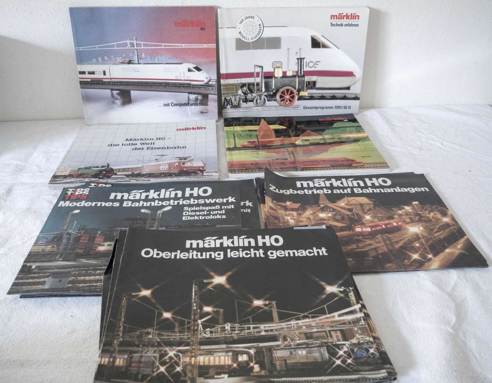 Konvolut Märklin Kataloge und Broschüren. Mixed lot of Märklin catalogs and brochures.