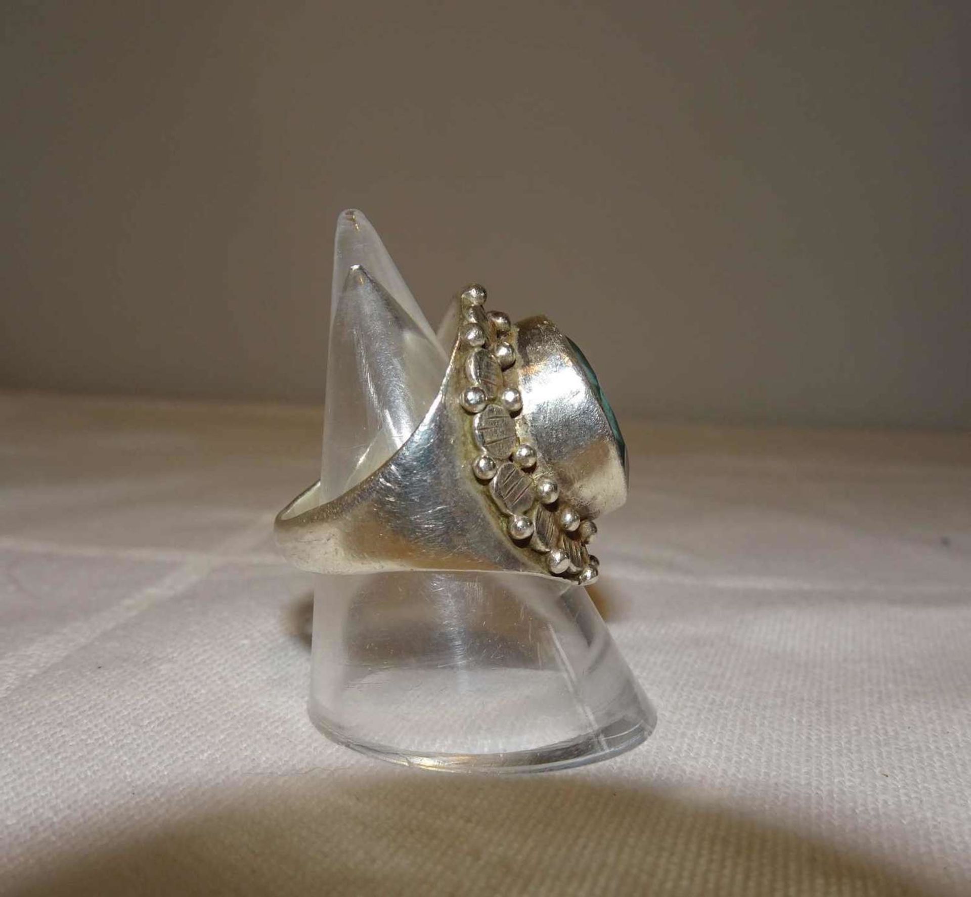 Damenring, 925er Silber, besetzt mit 1 Aquamarin. Handarbeit. Ringgröße 52, Gewicht ca. 9,3 gr. - Image 2 of 3