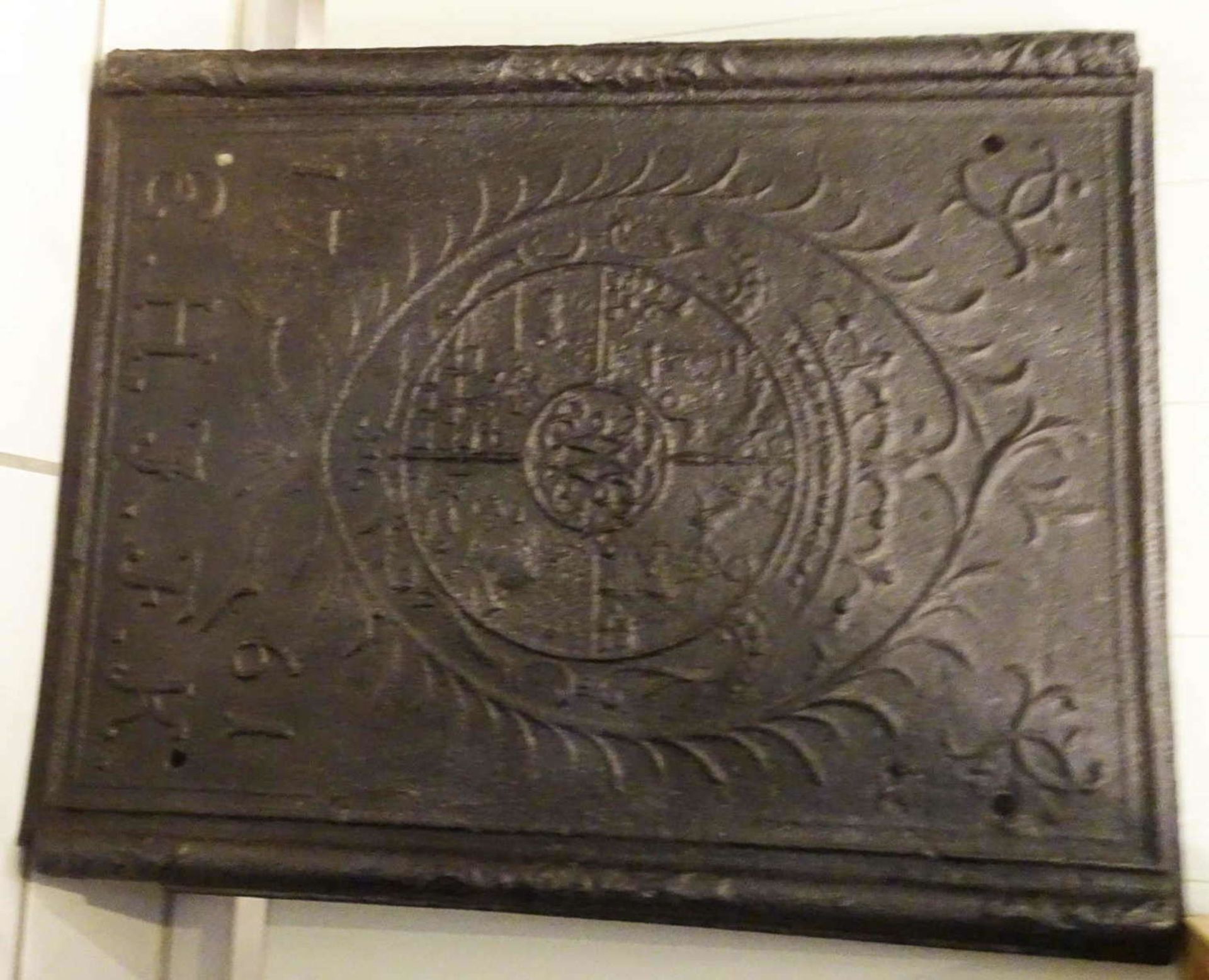 Eine große schwere Ofenplatte von 1761 mit Wappen, guter Zustand. Bitte besichtigen! Höhe ca. 68