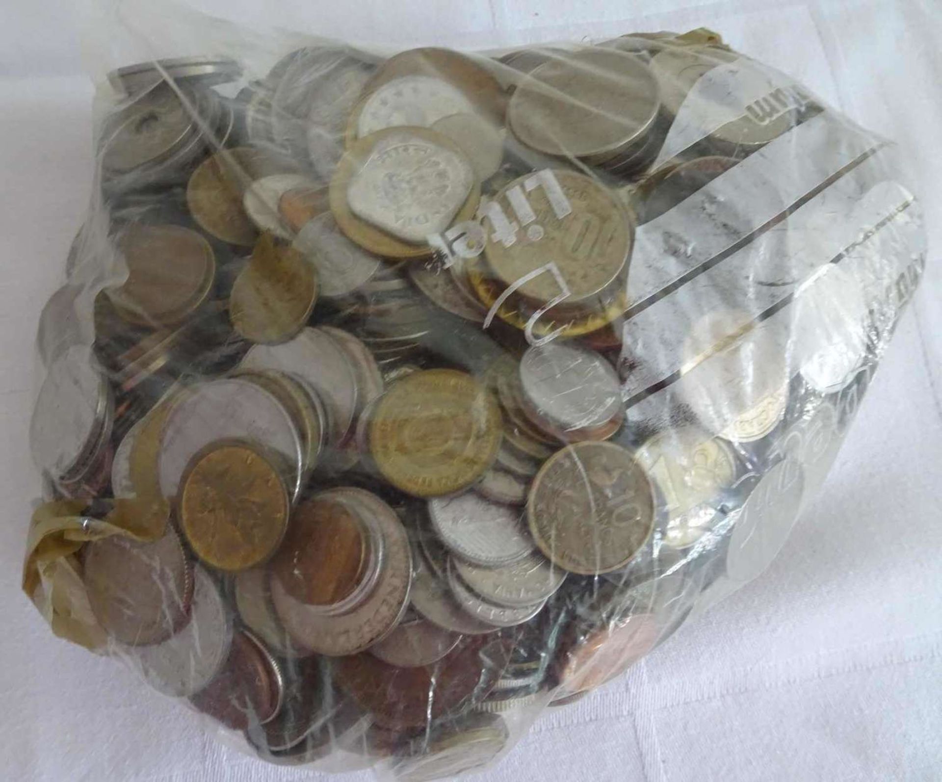 Lot Münzen aus Haushaltsauflösung, alle Welt, undurchsuchte Fundgrube, Gewicht ca. 2,9 kg. Lot of