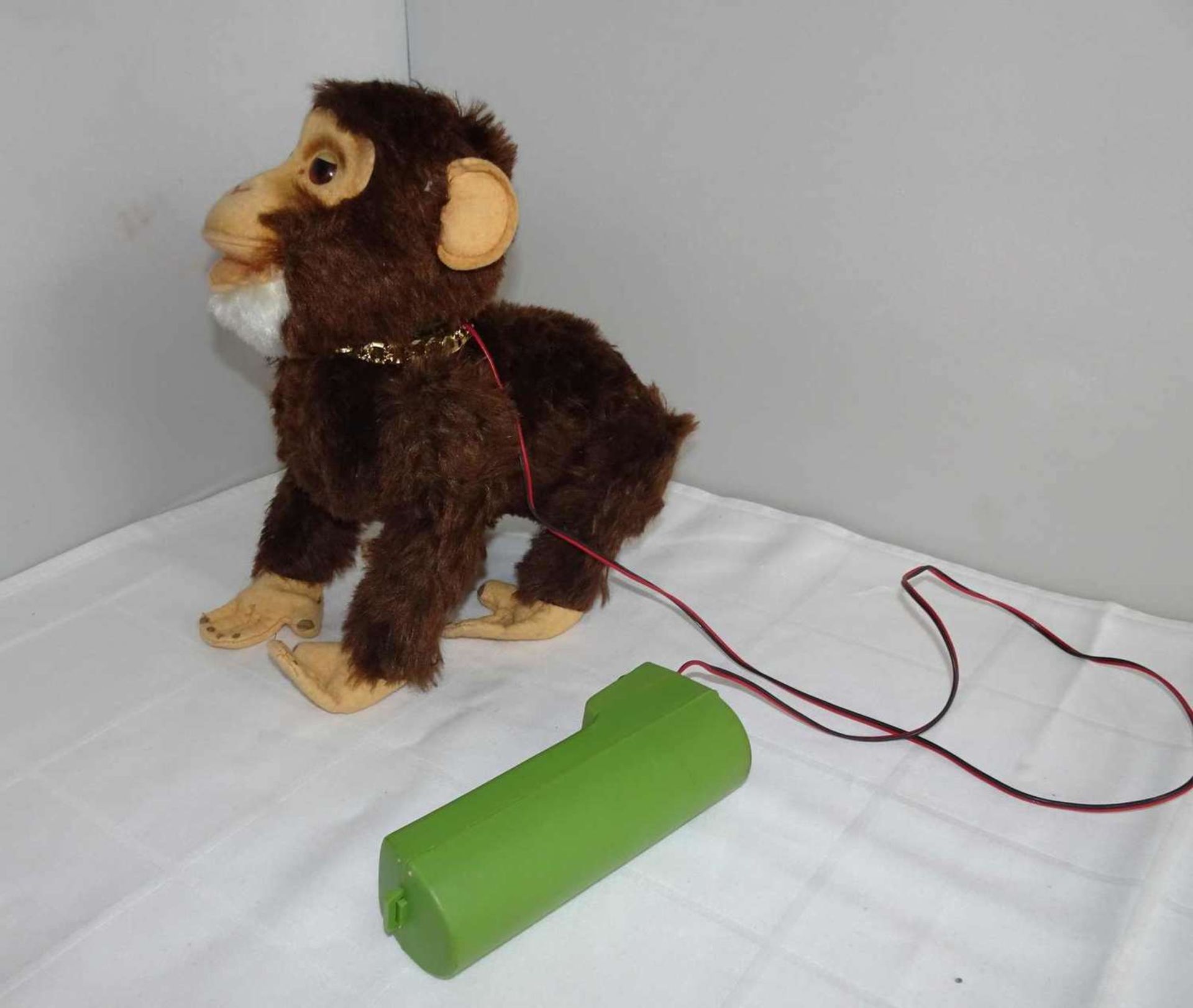 alte Hüpffigur "Affe", batteriebetrieben. Funktion nicht geprüft. old jumping figure "monkey",