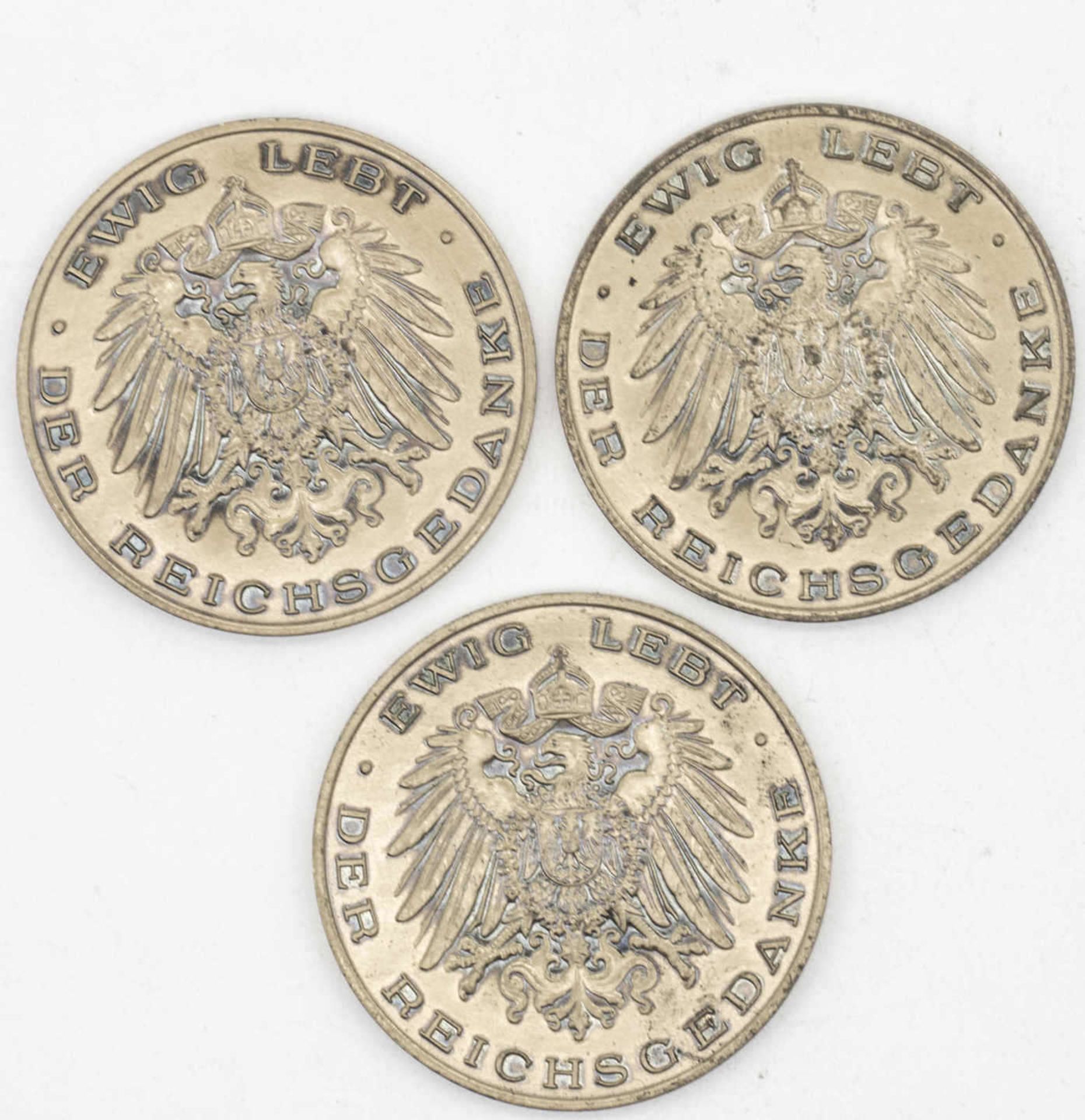 Drei Medaillen "Otto von Bismarck". Messing. Gesamtgewicht: ca. 42,4 g. Durchmesser: ca. 35 mm. - Image 2 of 2