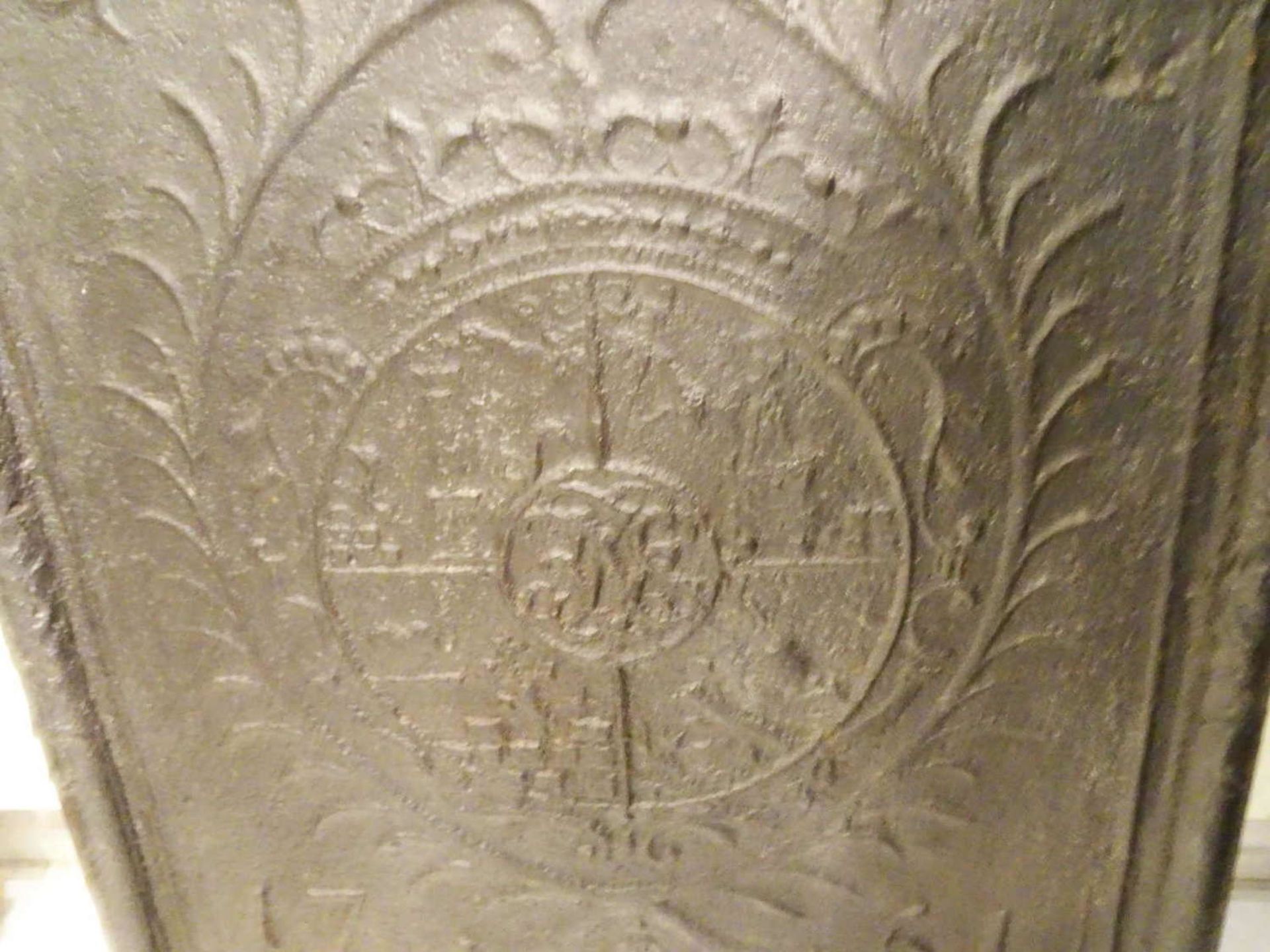 Eine große schwere Ofenplatte von 1761 mit Wappen, guter Zustand. Bitte besichtigen! Höhe ca. 68 - Bild 2 aus 2