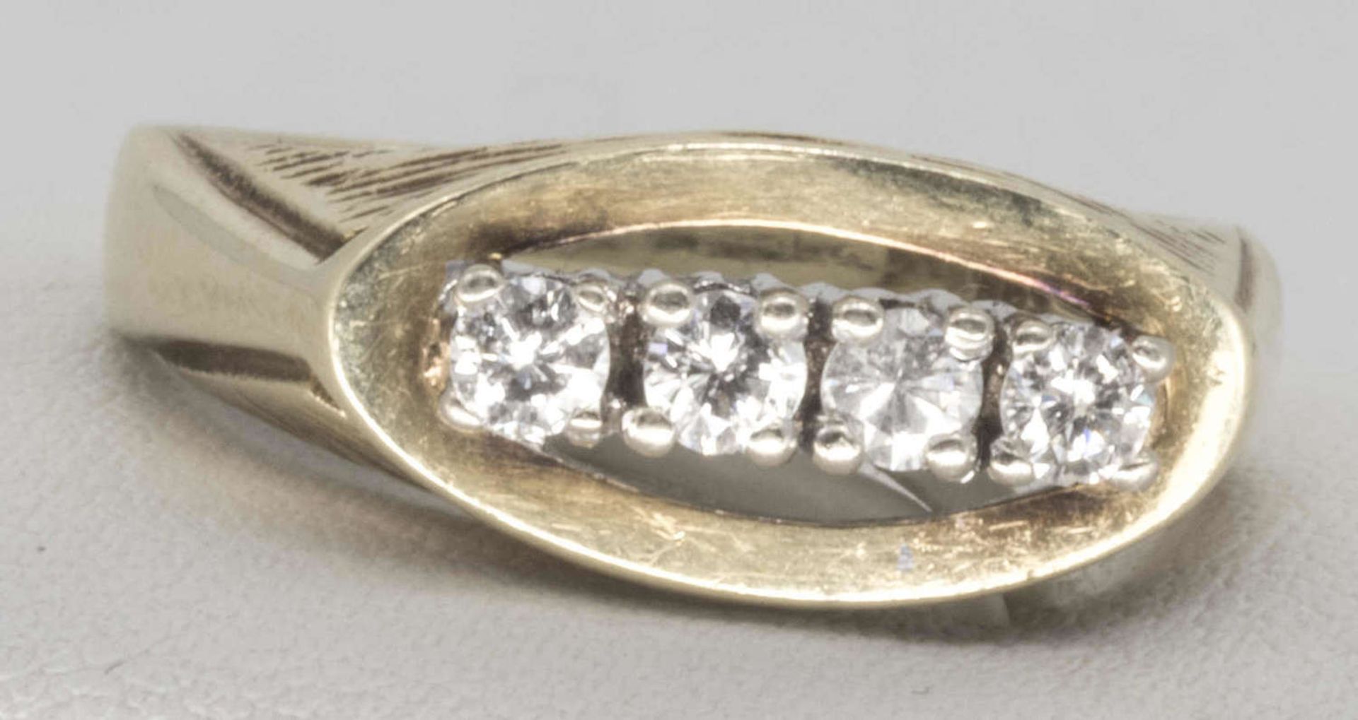 Damenring, 585er Gelbgold, besetzt mit 3 Brillianten. Ringgröße 53, Gewicht ca. 4,2 gr. Ladies