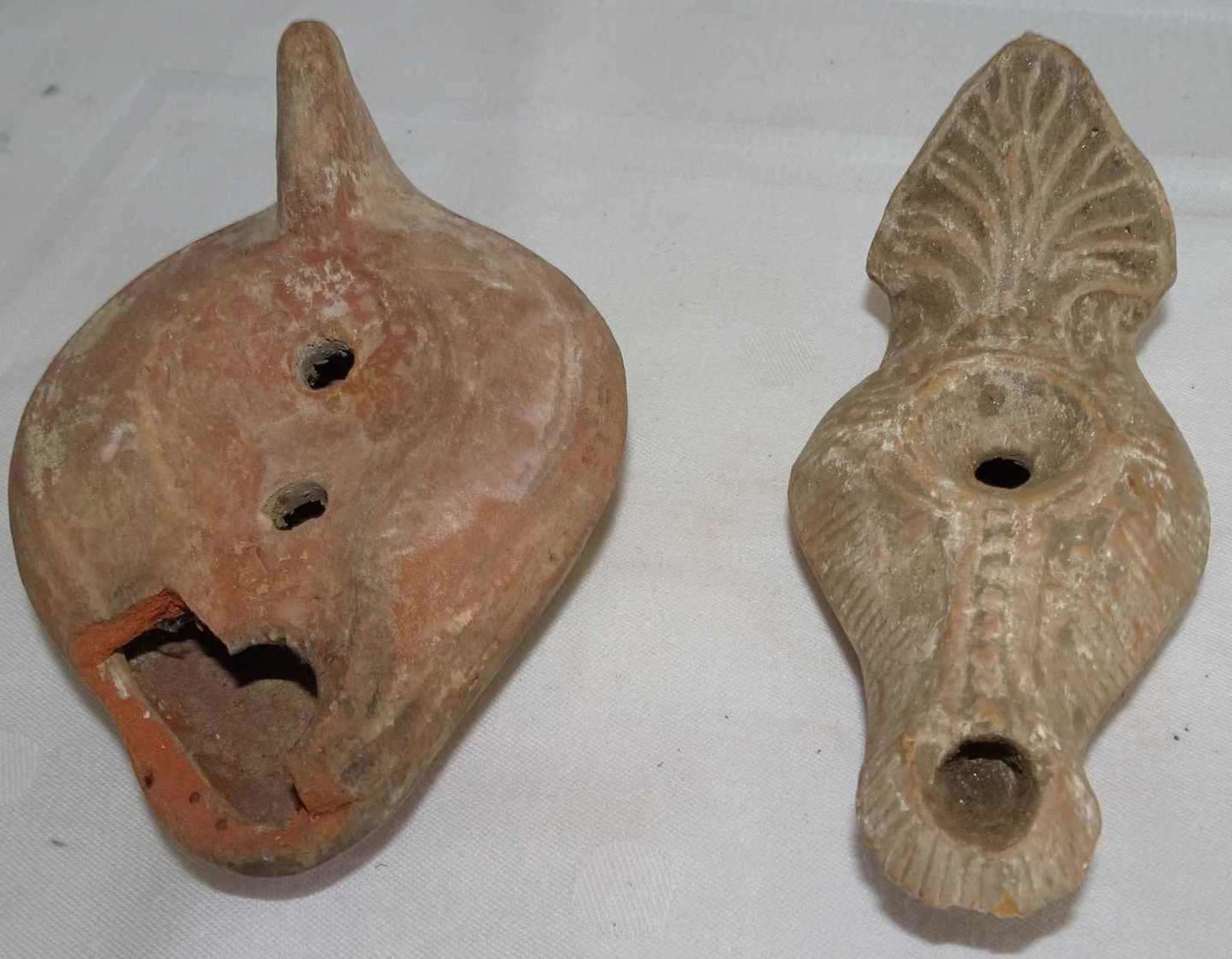 2 römische Öllampen mit Bestoßungen. Bitte besichtigen! 2 Roman oil lamps with nicks. Please visit!