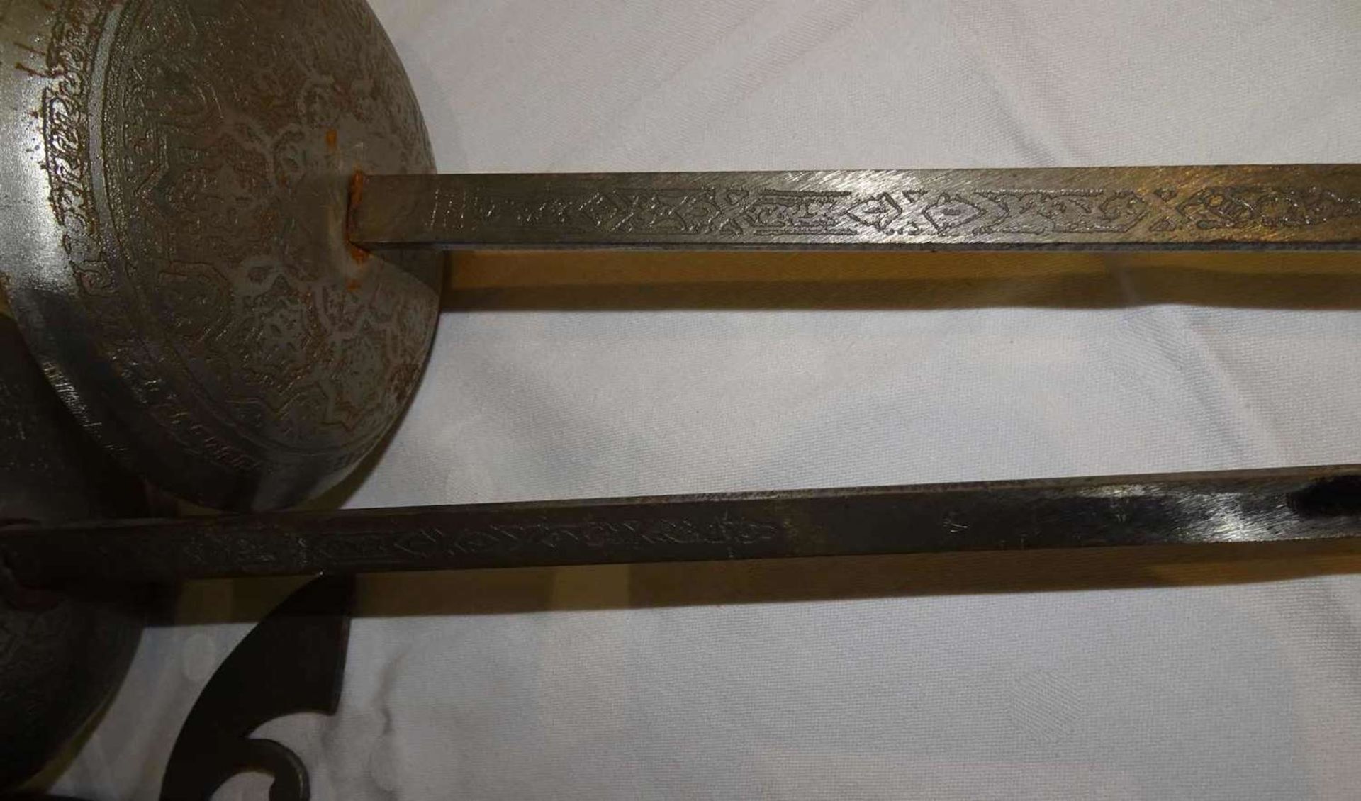 2 Zierdegen, sowie 1 Nachbau eines mittelalterlischen Schwertes, dieses z.B. 74 cm lang. 2 - Image 3 of 3
