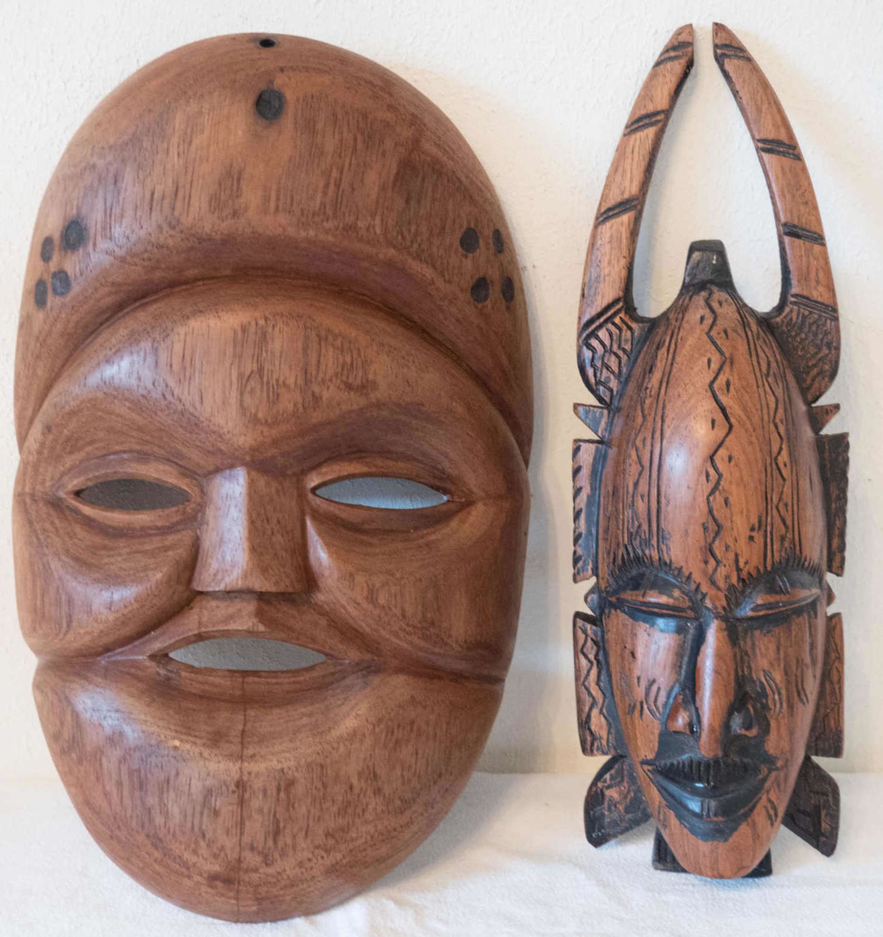 Zwei afrikanische Holzmasken. Höhe: ca. 35 cm und ca. 36 cm. Two African wooden masks. Height: