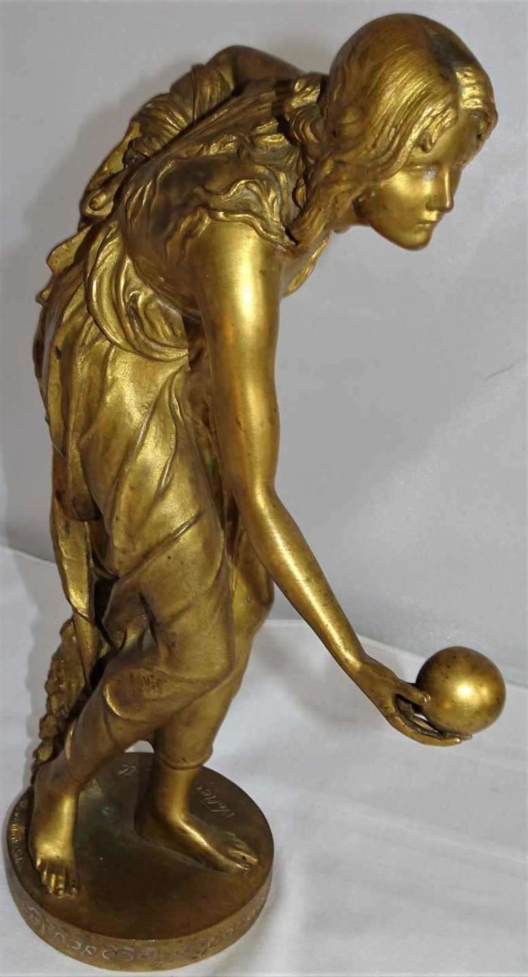 Bronzefigur Walter Schott (1861-1938) "Die Kugelspielerin", feuervergoldet. Am Stand signiert. Höhe - Image 2 of 5