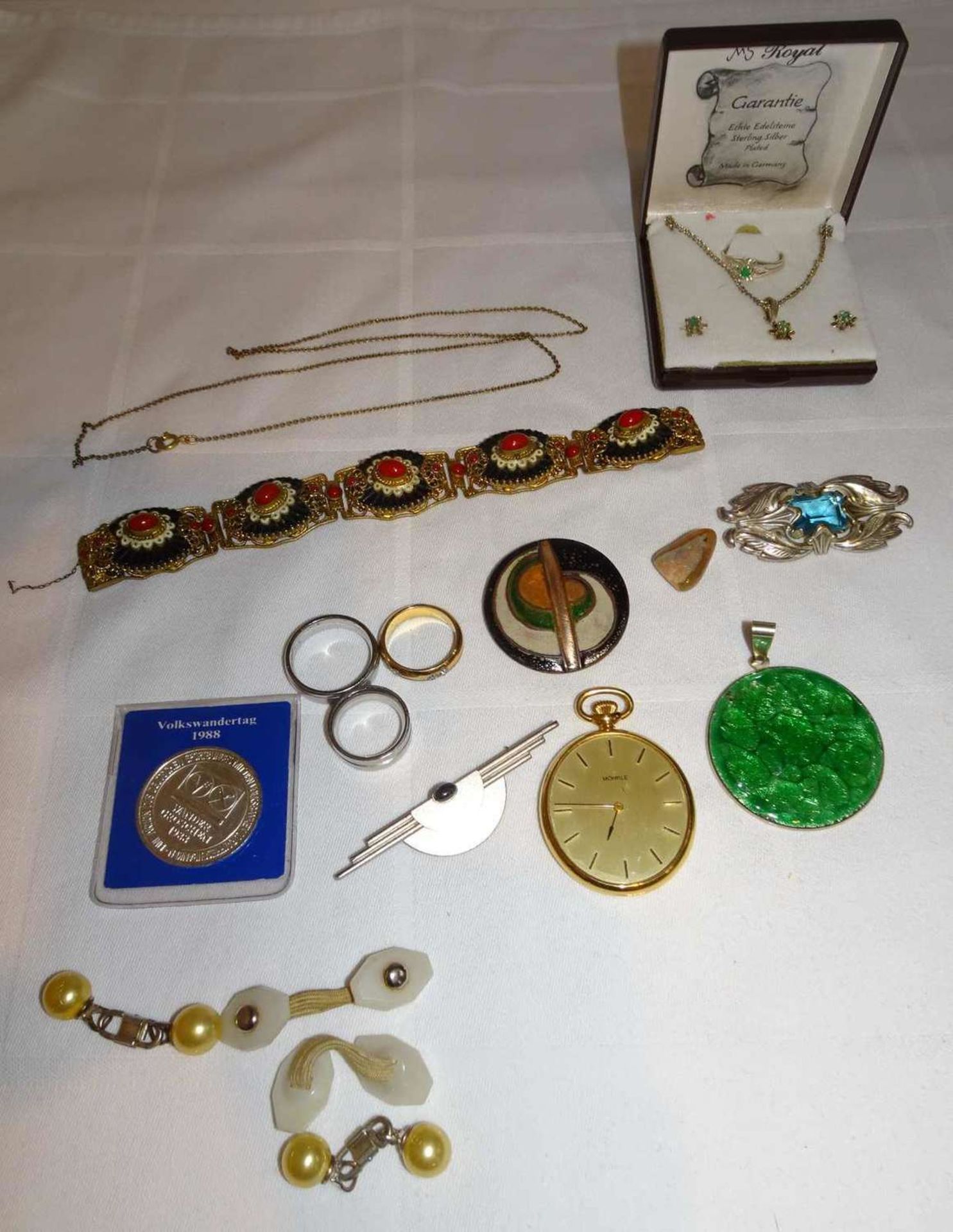 Kleines Lot Modeschmuck aus Haushaltsauflösung, dabei Anhänger, Brosche, Taschenuhr, etc. Small lot