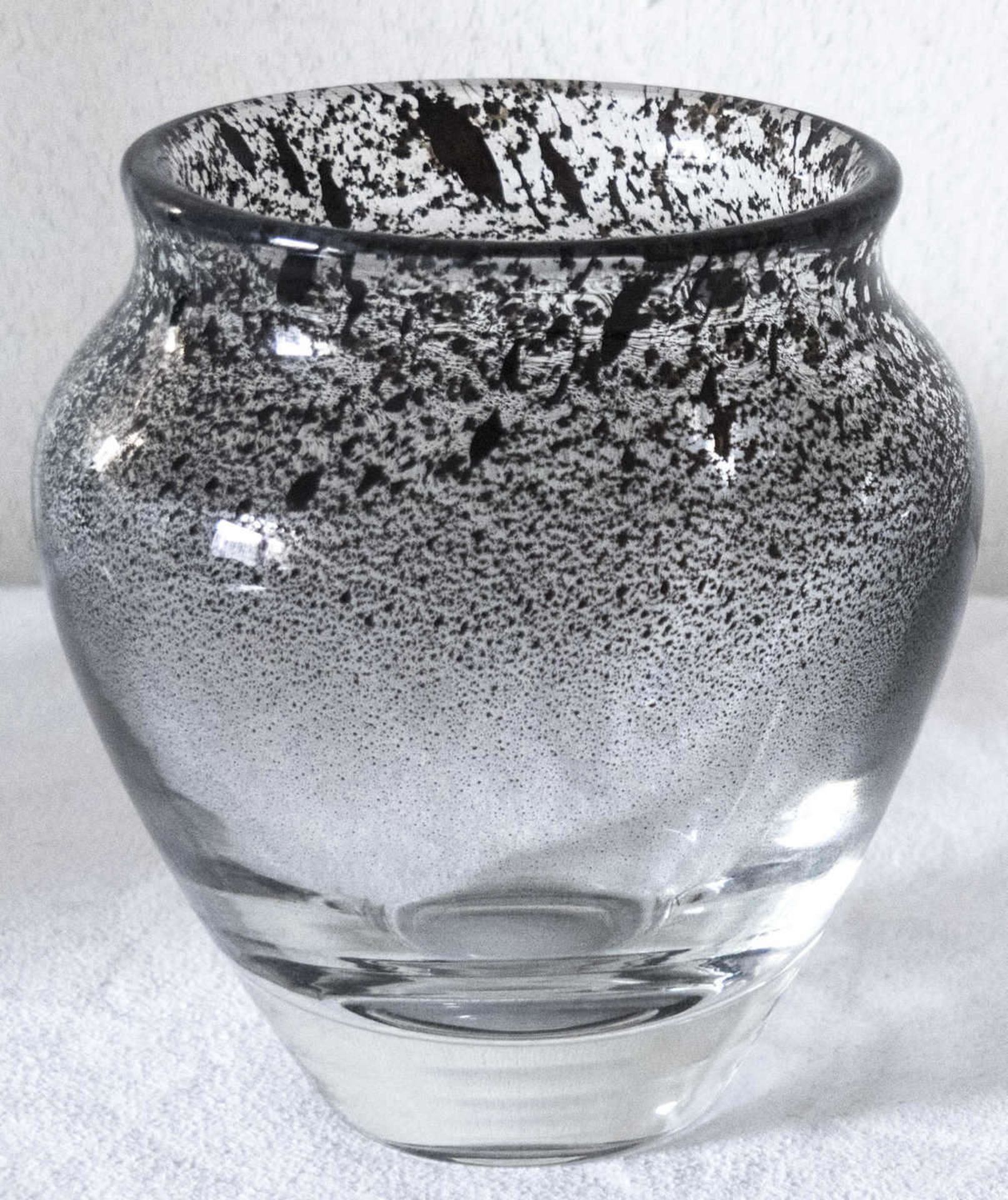 Künstler - Glasvase, bayerischer Wald, mit Farbeinschmelzungen. Höhe: ca. 16,5 cm. Artist - glass