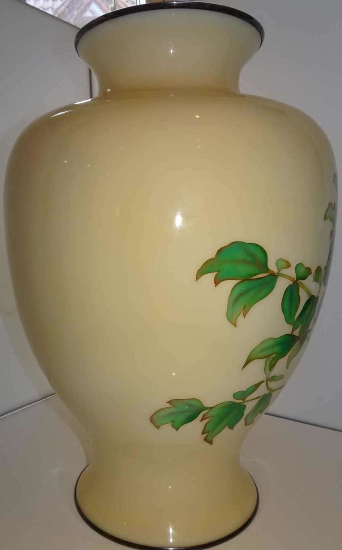 Ando Gubeo (1876-1953) Japan Cloisonne Vase "Pfingstrosen" in Silbermontur. In Original Holzkiste - Bild 2 aus 6