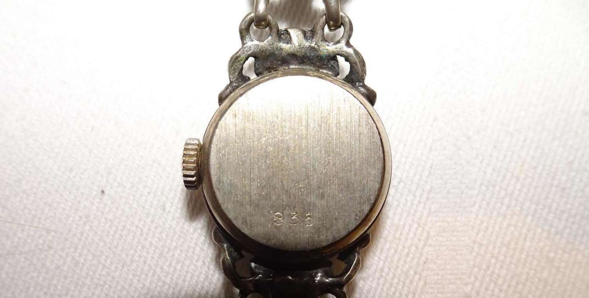 Trachtenuhr mit Granaten, 835er Silber. Uhr Firma Anker. Länge ca. 17,5 cm Costume watch with - Bild 3 aus 3