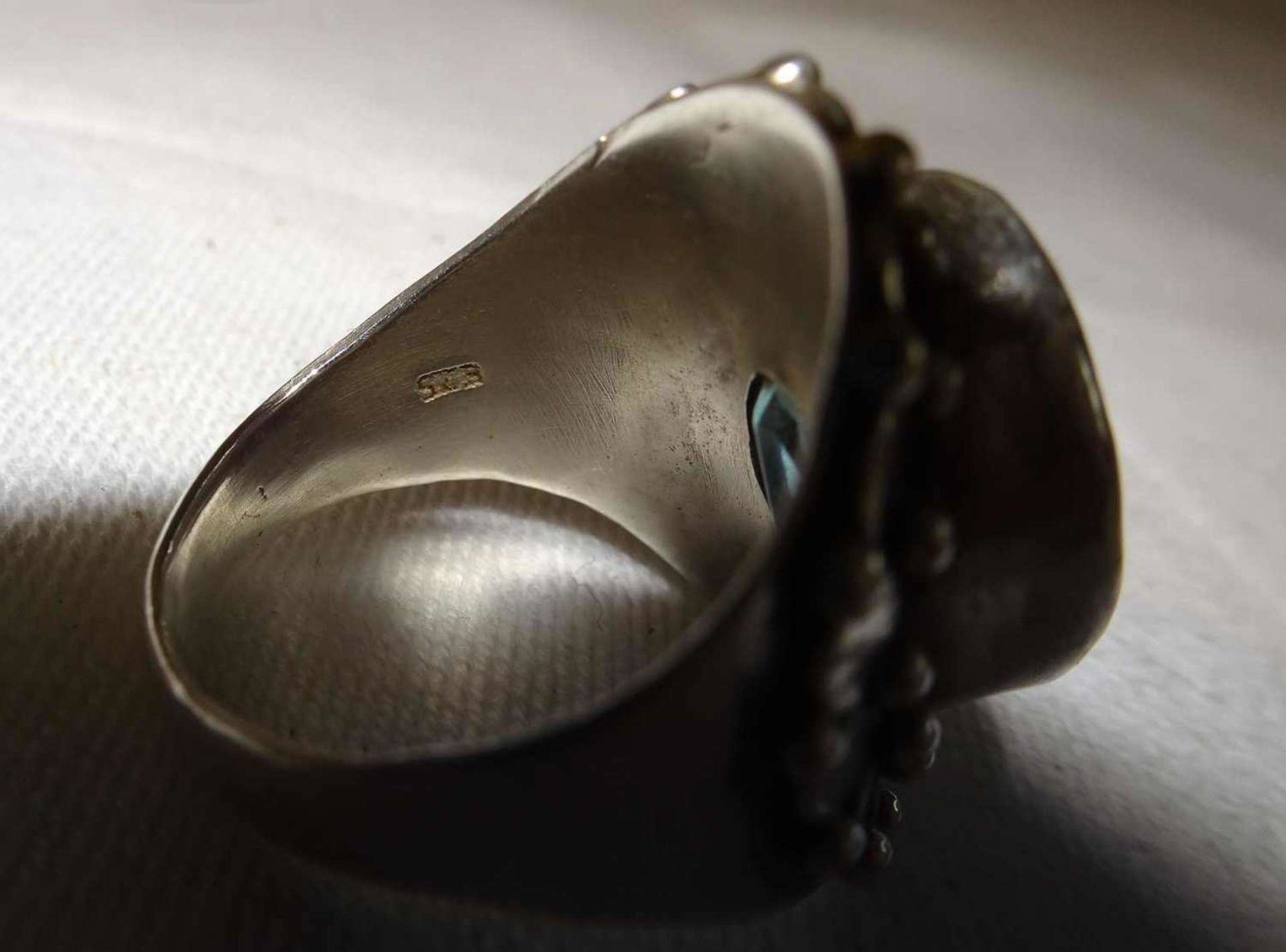 Damenring, 925er Silber, besetzt mit 1 Aquamarin. Handarbeit. Ringgröße 52, Gewicht ca. 9,3 gr. - Image 3 of 3