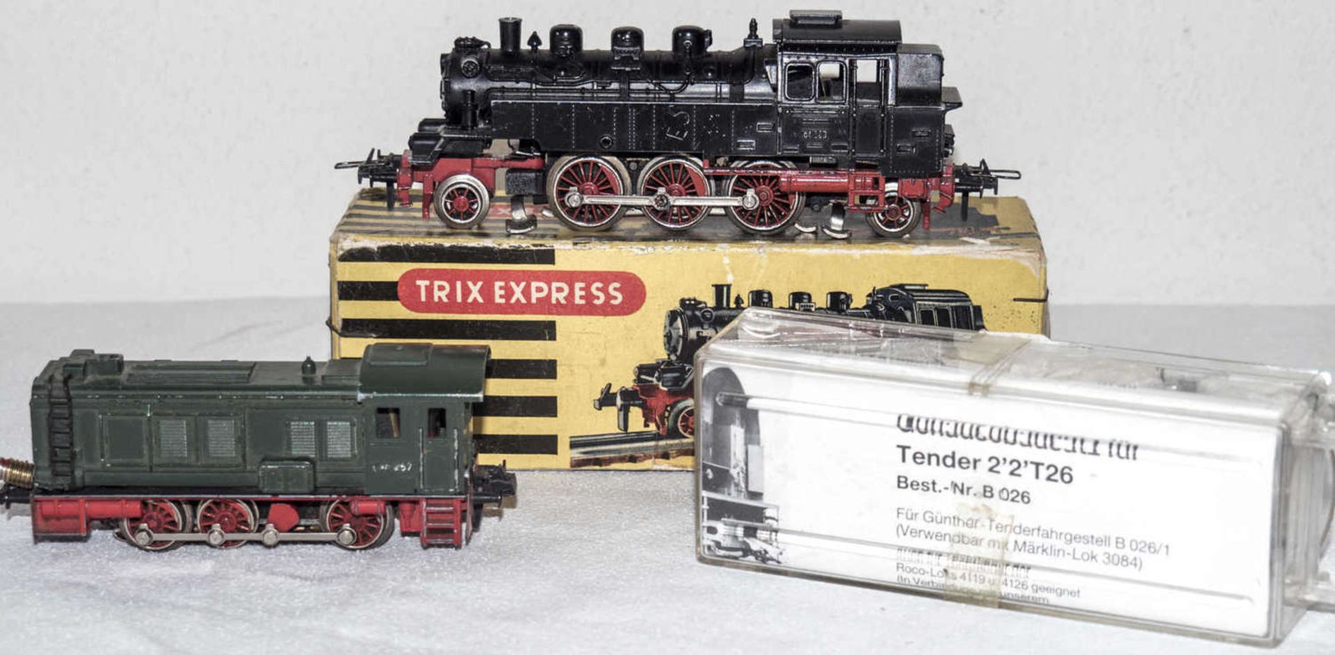 Konvolut Lokomotiven / Tender. Spur H0. Bestehend aus Trix Express Dampflokomotive BR 64,