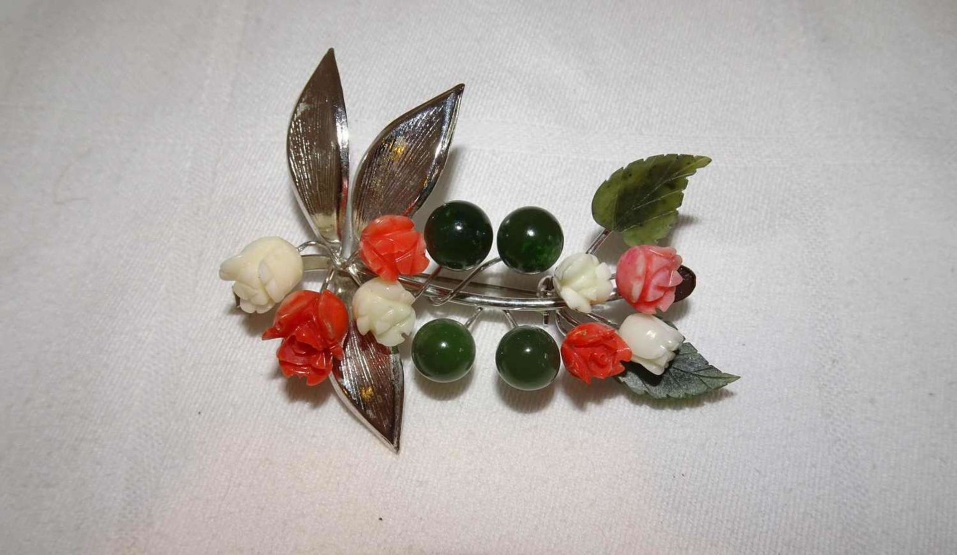 ausgefallene Modebrosche mit Korallen und Jade. fancy fashion brooch with corals and jade.