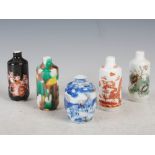 A group of five Chinese porcelain snuff bottles/ miniature vases, late 19th/ early 20th century,