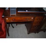 A 20TH CENTURY MAHOGANY SINGLE PEDESTAL DESK WITH FIVE FRIEZE DRAWERS