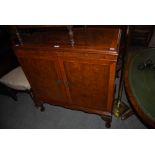 REPRODUCTION WALNUT TWO DOOR TV CABINET, TOGETHER WITH A REPRODUCTION OVAL WALNUT COFFEE TABLE