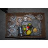 BOX - ASSORTED GLASSWARE AND METALWARES INCLUDING PEWTER TANKARD, STEMMED WINE GLASSES, WHISKY