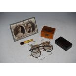THREE PAIRS OF VINTAGE SPECTACLES, FRAMED SILVER JUBILEE SOUVENIR POSTCARD QUEEN MARY AND KING