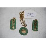 CHINESE YELLOW METAL MOUNTED GREEN STONE PENDANT AND YELLOW METAL CHAIN, TOGETHER WITH A PAIR OF