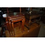 MAHOGANY NEST OF THREE TABLES, TOGETHER WITH AN ERCOL STYLE SIDE TABLE WITH SINGLE FRIEZE DRAWER
