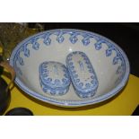 VICTORIAN BLUE AND WHITE TRANSFER PRINTED WASH BASIN WITH MATCHING TOOTHBRUSH HOLDER AND SOAP DISH