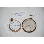 YELLOW METAL CASED OPEN FACED POCKET WATCH WITH WHITE ROMAN NUMERAL DIAL, STAMPED 10C, TOGETHER WITH