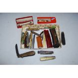 COLLECTION OF ASSORTED POCKET KNIVES, HUNTING KNIVES, INCLUDING BOXED WHITE METAL AND IVORY