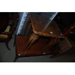 REPRODUCTION WALNUT NEST OF THREE TABLES WITH GLAZED TOPS, TOGETHER WITH A REPRODUCTION MAHOGANY