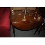 19TH CENTURY MAHOGANY PEMBROKE TABLE WITH SINGLE FRIEZE DRAWER SUPPORTED ON SQAURE TAPERED LEGS