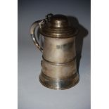 LONDON SILVER TANKARD WITH DOMED TOP, THE SCROLL SHAPED HANDLE ENGRAVED WITH THE NUMBER 5, WITH