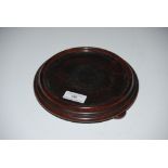 EARLY 20TH CENTURY WYLIE & LOCHHEAD GLASGOW MAHOGANY CIRCULAR COASTER/TABLE STAND, RAISED ON THREE