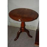 A 19TH CENTURY MAHOGANY SUPPER TABLE ON TURNED CENTRAL COLUMN WITH THREE SPLAYED LEGS