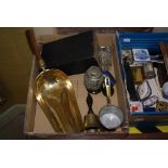 BOX - ASSORTED ITEMS INCLUDING BRASS GRAIN SCOOP, HAND BELL, MINIATURE COPPER AND BRASS PAN, FOLDING