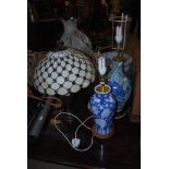THREE ASSORTED TABLE LAMPS INCLUDING A 1950'S STYLE TABLE LAMP WITH LEADED GLAZED SHADE AND TWO