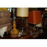 FIVE ASSORTED BRASS AND CERAMIC TABLE LAMPS AND SHADES