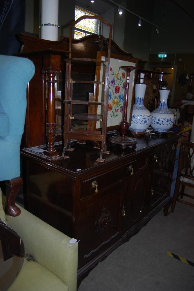 EARLY 20TH CENTURY MAHOGANY MIRROR BACK SIDEBOARD WITH TWO FRIEZE DRAWERS AND THREE PANELLED DOORS