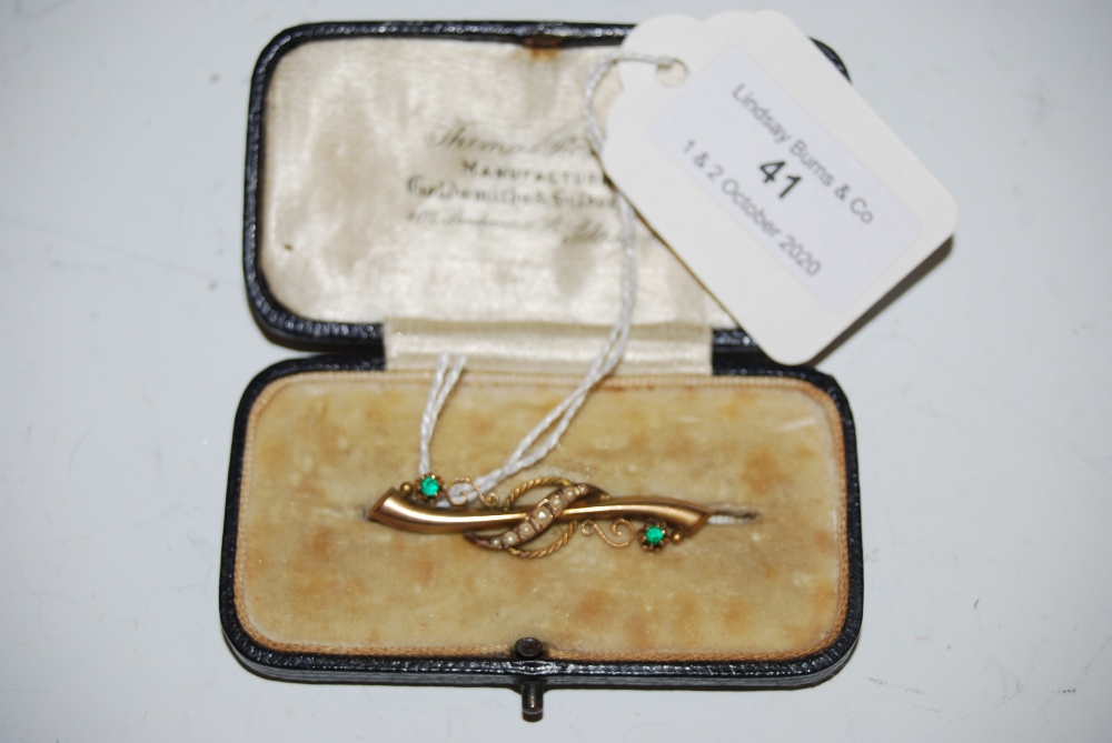 A 19CT GOLD SPLIT PEARL AND SIMULATED EMERALD BAR BROOCH