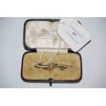 A 19CT GOLD SPLIT PEARL AND SIMULATED EMERALD BAR BROOCH