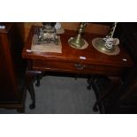 A 19TH CENTURY MAHOGANY TURN OVER TEA TABLE WITH SINGLE FRIEZE DRAWER, SUPPORTED ON CABRIOLE LEGS
