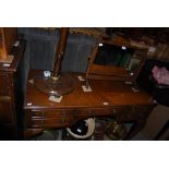 EARLY 20TH CENTURY MAHOGANY DRESSING TABLE WITH FIVE FRIEZE DRAWERS, ON CABRIOLE LEGS, TOGETHER WITH